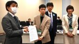 厚労省に要請書を手交する保団連役員
