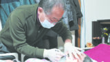 患者の自宅で訪問歯科診療を行う森元副会長